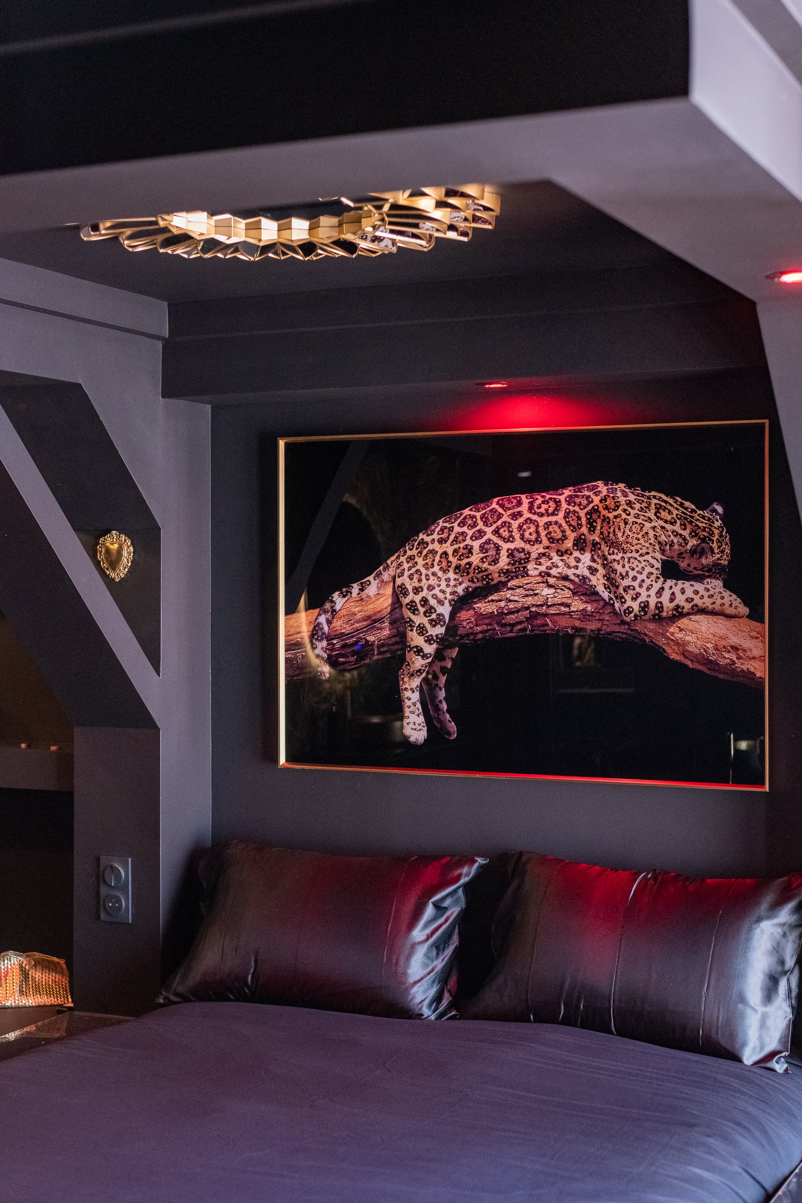 Photo d'une statuette noire et gold